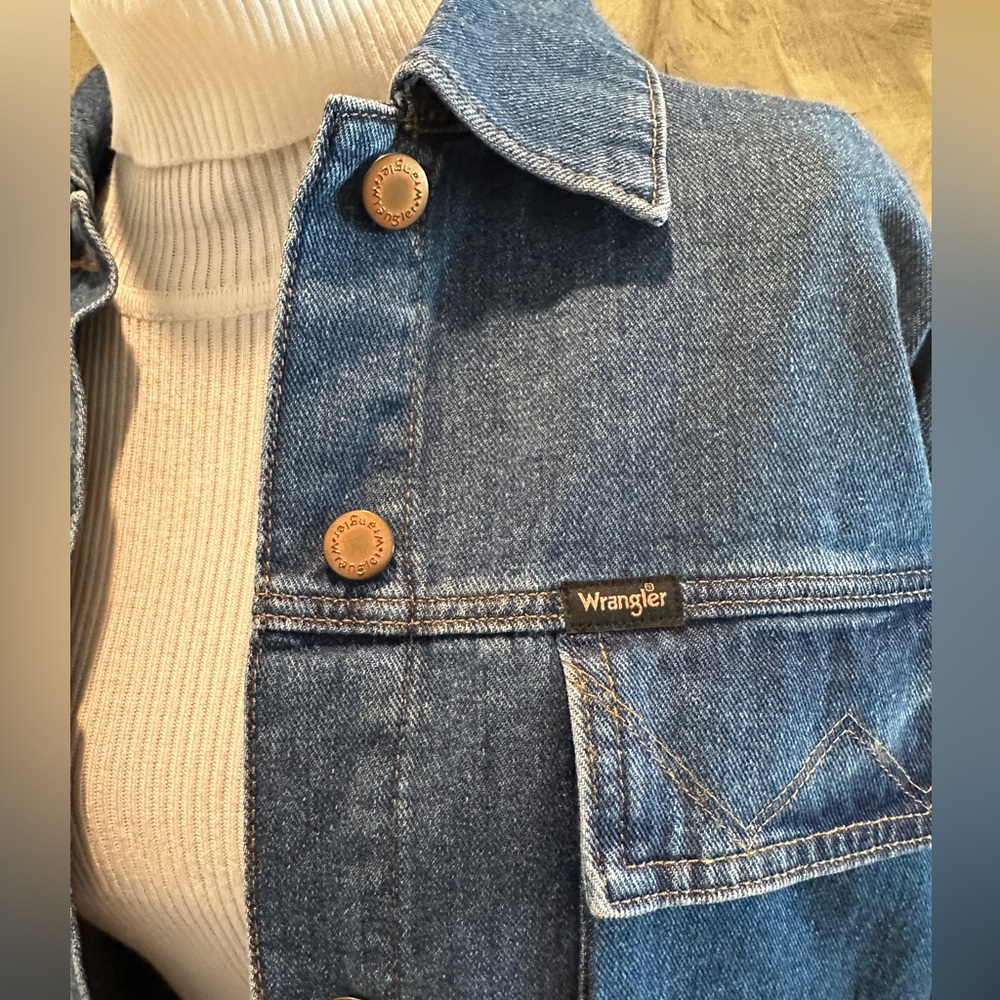Vintage-Style Wrangler Cropped Denim Jacket size Large but also fits Medium - Picture 2 of 8
